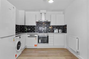 Spacious Sleep 14 - 1 min from Tooting Station MR3