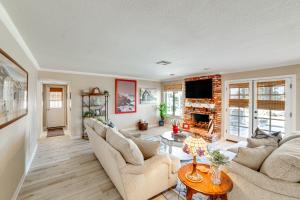 Pet-Friendly Riverside Retreat w Private Spa!