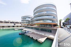 Waterfront Luxury 1BR, Free PARKING, AC, NETFLIX & WIFI BY TILO LUX