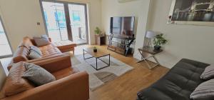 Spacious 3-bed 3-Bath Luxury apartment with balcony Hyde Park