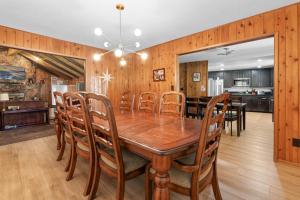 Fox & Swan Chalet - Beautiful ranch style home with Hot Tub and a Game Room with Arcade Games!