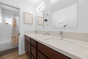 Fox & Swan Chalet - Beautiful ranch style home with Hot Tub and a Game Room with Arcade Games!