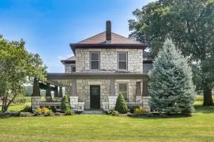 Pet-Friendly Home Grill and Fire Pit in Manhattan - Council Grove