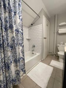 Walkable Allentown Downtown Gem with King Bed