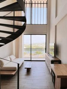 Pool & Rooftop! Steps to the old city and Getsemany