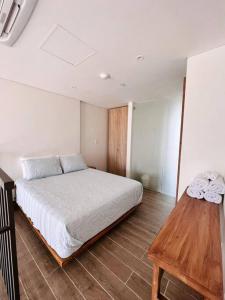 Pool & Rooftop! Steps to the old city and Getsemany