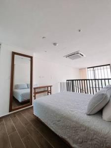 Pool & Rooftop! Steps to the old city and Getsemany