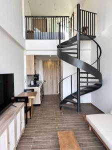 Pool & Rooftop! Steps to the old city and Getsemany