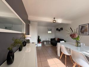Maisons de vacances Gite tout inclus avec jardin et ping-pong, proche A20 - FR-1-591-615 : photos des chambres