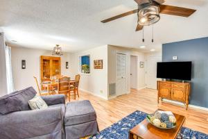 Marina and Pool Access Lovely Lake Keowee Townhome! - 3hvězdičkové hotely ve městě Salem