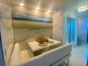 Luxurious Waterfront 2 room apartment- Remodeled- Free parking- 5min drive to Miami Beach