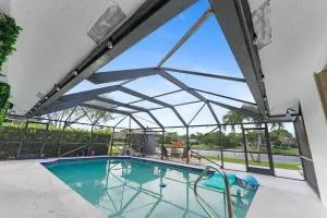 Lakefront Escape with Pool - Loxahatchee