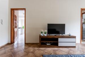 Espaçoso com 2 Quartos, bem tranquilo c varanda!