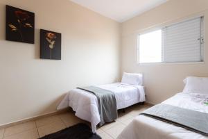 Espaçoso com 2 Quartos, bem tranquilo c varanda!