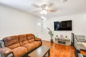 5 Mi to Coast Centrally Located Long Beach Home! - Watson Junction