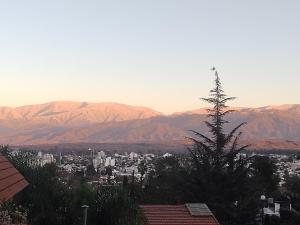 Casa laberinto, Entre cerros, cómoda cama de 2x2