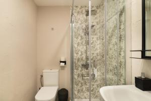 Superior Double Room with Extra Bed room in Hostal Art Madrid