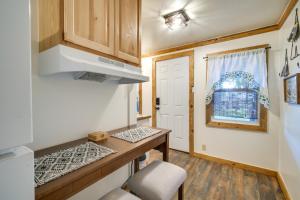 Riverfront Resort Cabin about 21 Mi to Crater Lake NP!