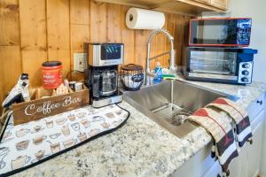 Riverfront Resort Cabin about 21 Mi to Crater Lake NP!