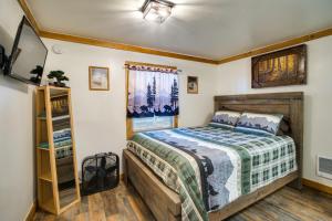 Riverfront Resort Cabin about 21 Mi to Crater Lake NP!