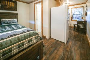 Riverfront Resort Cabin about 21 Mi to Crater Lake NP!