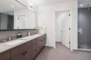 Frontgate 303 by East West Hospitality