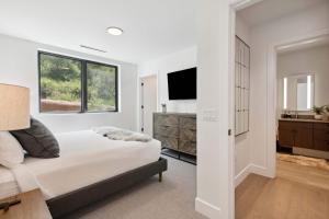 Frontgate 303 by East West Hospitality