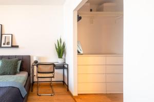 Downtown 2 rooms apartment 18th floor with free parking