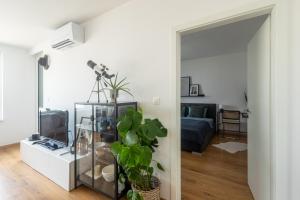 Downtown 2 rooms apartment 18th floor with free parking