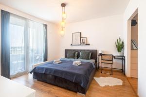 Downtown 2 rooms apartment 18th floor with free parking