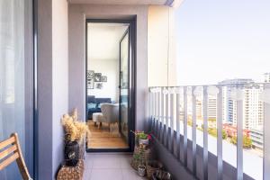 Downtown 2 rooms apartment 18th floor with free parking