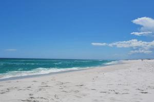 Casa com 4 suítes, cozinha, churrasqueira e praia