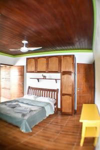 Casa com 4 suítes, cozinha, churrasqueira e praia