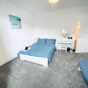 2 Bed Flat - Sleeps 5 - Parking - Wifi