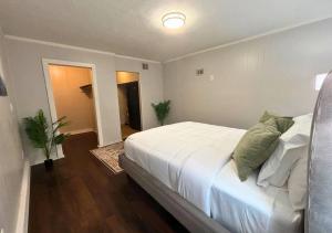 Cozy 1x1 Retro Escape - East Htx