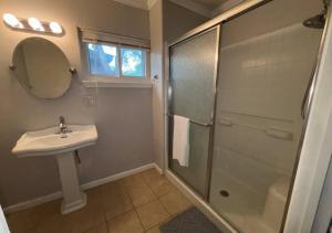 Cozy 1x1 Retro Escape - East Htx