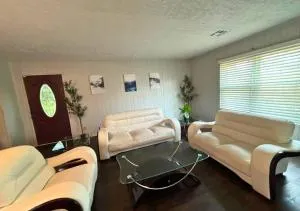 Cozy 1x1 Retro Escape - East Htx - Cloverleaf