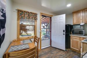 Resort Cabin on the River about 21 Mi to Crater Lake!