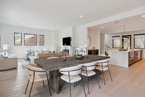 Frontgate Townhome 01 by East West Hospitality