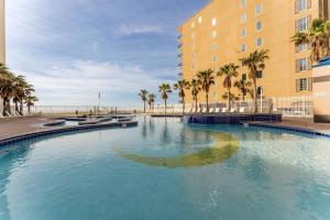 Crystal Tower Corner Condo with 2 Balconies, 3 Pools, Lazy River