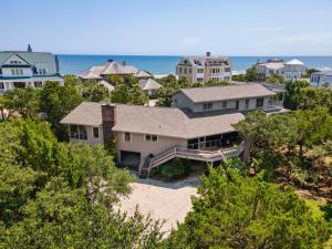 Five-Bedroom House room in Easy Breezy home by Peace Vacations