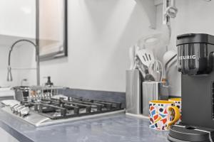 Beautiful 1-BR Flat Nestled Between Dupont & Logan