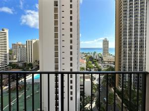 Waikikis Ocean View Condo, Near Beach with Parking