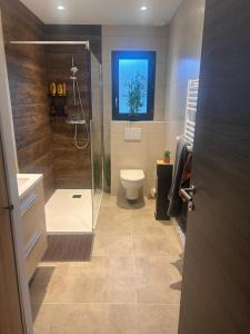 Sejours chez l'habitant Chambre privee dans villa recente : Chambre Double