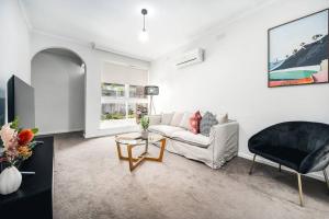Ultra-convenient 2 Bedroom Gem at Chadstone
