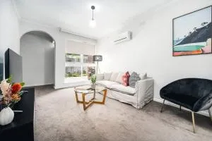 Ultra-convenient 2 Bedroom Gem at Chadstone - Carnegie