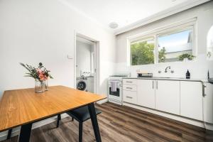 Ultra-convenient 2 Bedroom Gem at Chadstone
