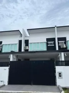 Vintage Den Staycation - Lundu