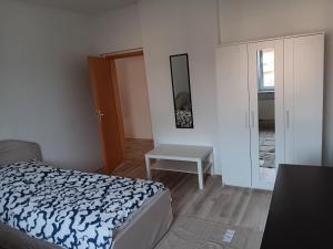 Crew Quartier ALL-INCLUSIVE Serviced Apartments 3 Schlafzimmer mit Küche, Bad Waschmaschine, Flat TV, WiFi, usw in Merseburg Leuna