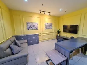 2-5pax 1R1B PREMIUM SUITE, Opposite i-City Shopping Mall, FREE WIFI 55" Smart TV - Kampong Padang Jawa